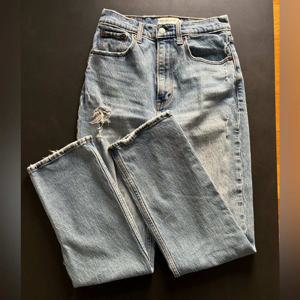 Abercrombie Ultra High Rise 90s Straight Jean size 26